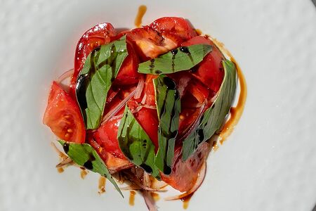 Сладкие томаты с красным луком