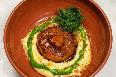 Котлета A-la-russe с картофельным пюре и соусом жу