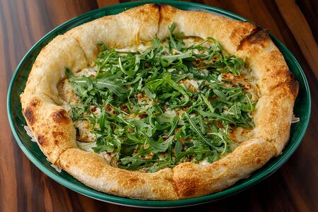 Пицца с грушей и сырами