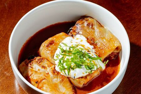 Голубцы с бараниной, томатным соусом и сметаной