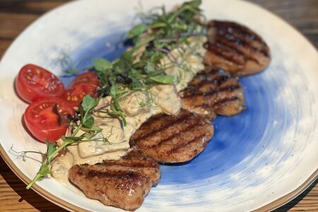 Медальоны из свинины в сливочно-грибном соусе