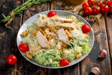 Салат Цезарь с курицей