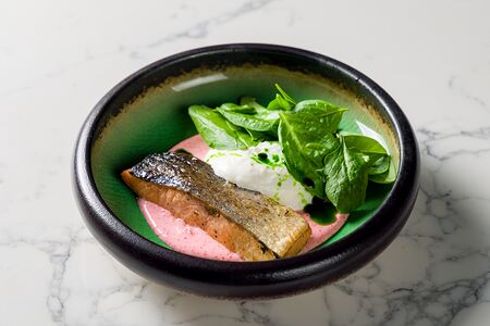 Стейк лосося с икорным соусом