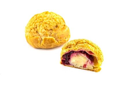 Булочка с кремом и брусникой