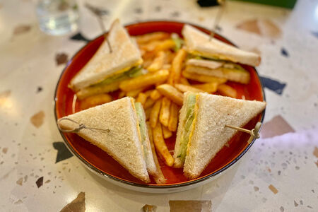 Клаб-сэндвич с курицей и картофелем фри