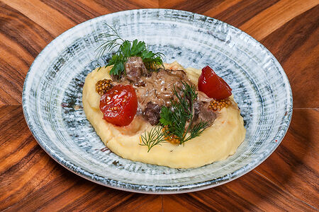 Бефстроганов с белыми грибами