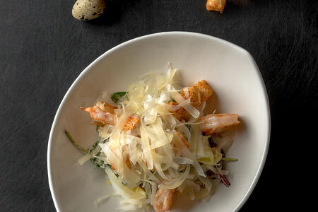 Салат Цезарь с креветками