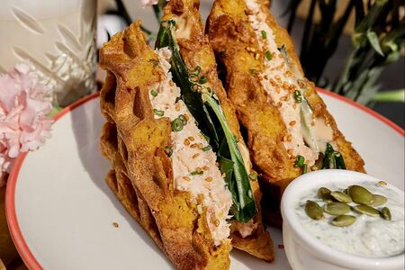 Вафля из батата с риетом из лосося