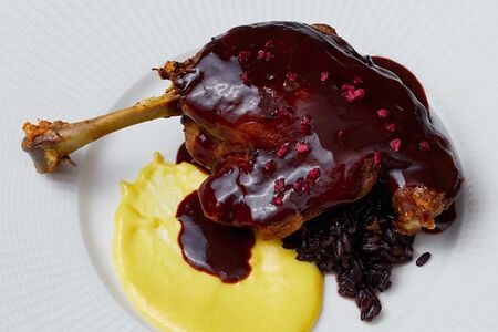 Утиная ножка с диким рисом и кремом из кукурузы