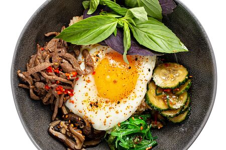 Корейский пибимпап с томленой говядиной, битыми огурцами, грибами шиитаки и яйцом