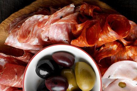 Парма, салями, мортаделла, греческие оливки