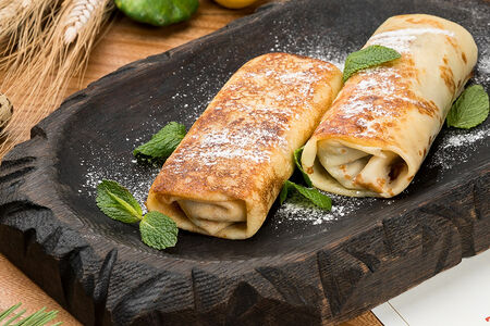 Блинчики с творогом и брусникой