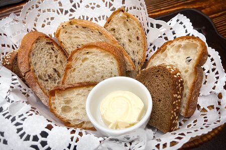 Хлебная корзина с тремя видами хлеба