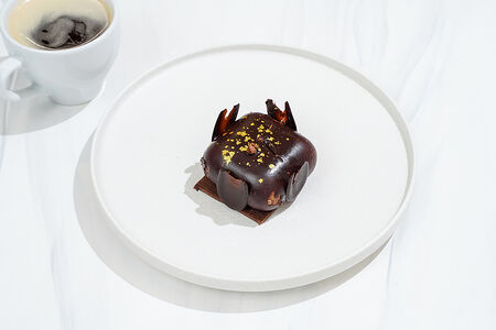 Пирожное шоколадно-малиновое