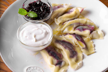 Вареники с рикоттой и черной смородиной