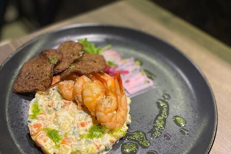 Оливье с тигровыми креветками