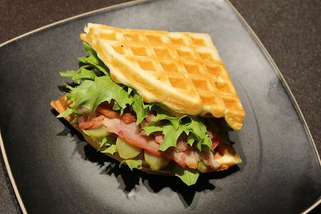 С беконом на шпинатной вафле