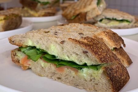 Сэндвич с лососем и шпинатом (половина порции)