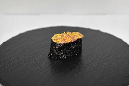 Острые суши с лососем