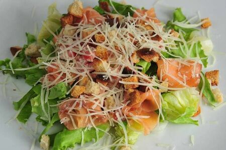 Салат Цезарь с семгой