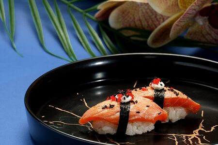 Суши с опаленным лососем