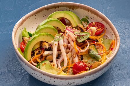 Теплый салат с морепродуктами