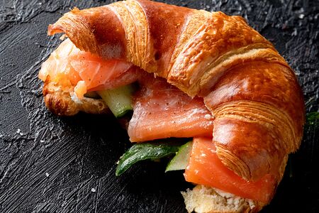 Круассан с лососем
