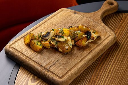 Жареный картофель с грибами и луком