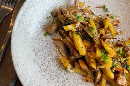Жареный картофель со свининой и белыми грибами