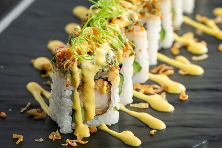 Ролл с креветкой в темпуре и манго соусом