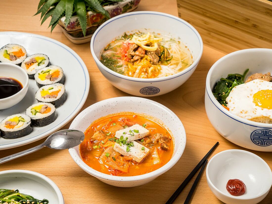 Корея фуд. ОМО корейская кухня. Корейская еда меню. Корейская готовая еда. Корейская еда в Москве.