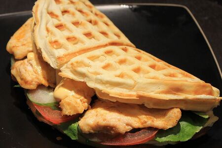 Тортилья с курицей карри на шпинатной вафле