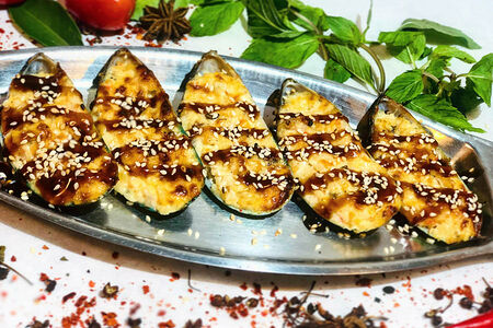 Запечённые рубленые мидии с креветками в чесночном соусе