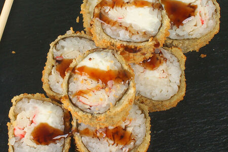 Теплый темпура ролл с крабом