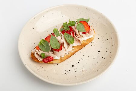 Брускетта с цыплёнком