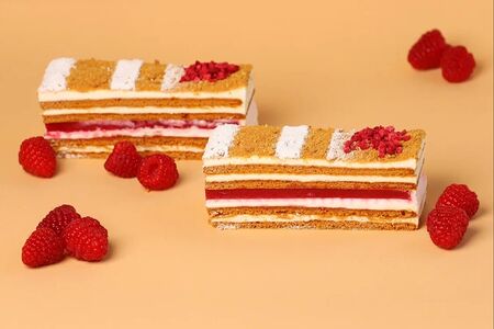 Пирожное Малиновый медовик