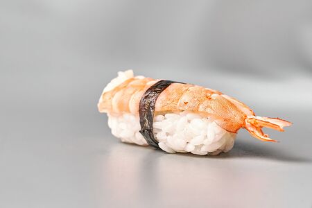 Суши с креветкой