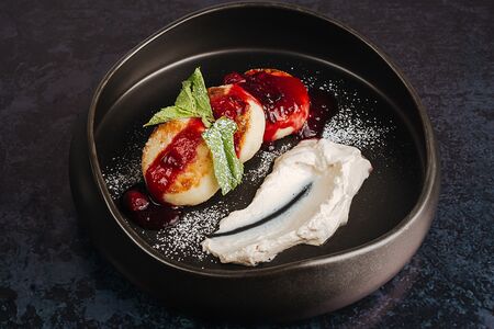 Вологодские сырники с кремом из ряженки и домашним вареньем