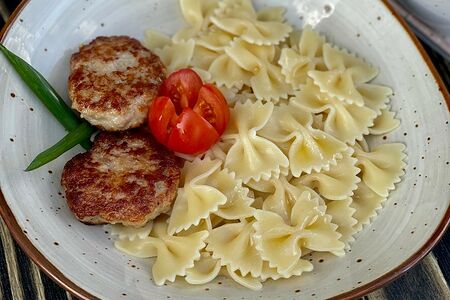 Фарфалле с куриной котлетой