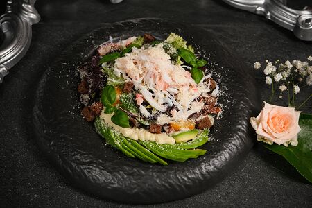 Салат с крабом и авокадо