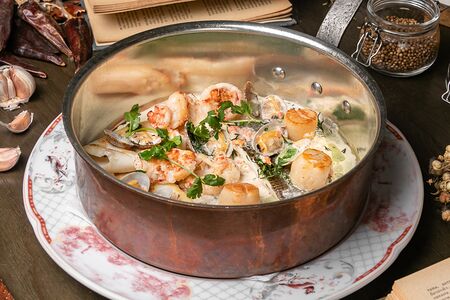 Ассорти морепродуктов в соусе из устриц