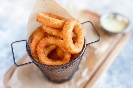 Луковые кольца с соусом тартар