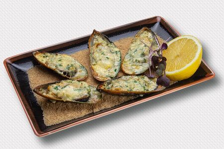 Мидии, запеченные с сыром моцарелла и дорблю