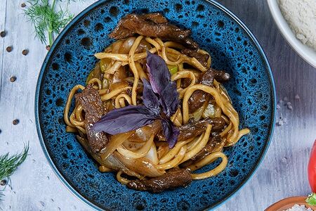 Лапша собственного приготовления с говядиной халяль под устричным соусом