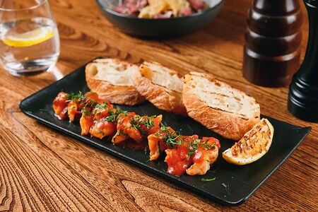 Жареные креветки с томатами