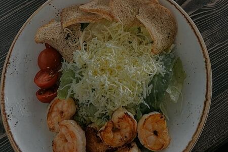 Салат Цезарь с креветками