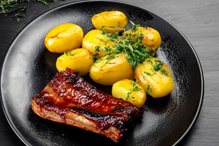 Говяжьи ребра с картофелем