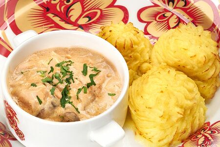 Фишстроганов из судака и лосося в сливочном соусе