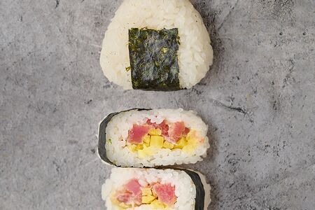 Онигири с тунцом