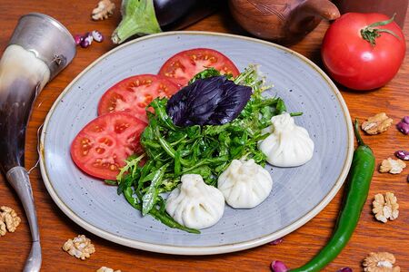 Салат с помидорами и сыром гебжалия